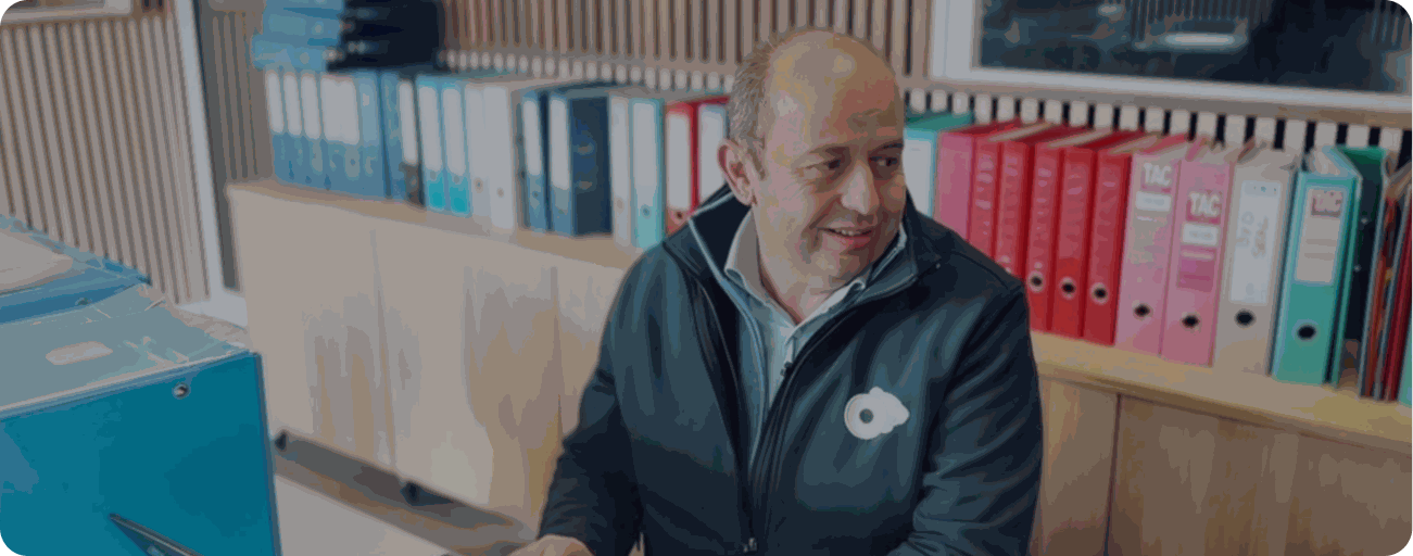 membre de l’équipe R2G souriant devant un ordinateur