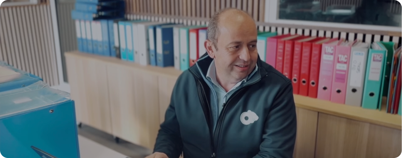 membre de l’équipe R2G souriant devant un ordinateur